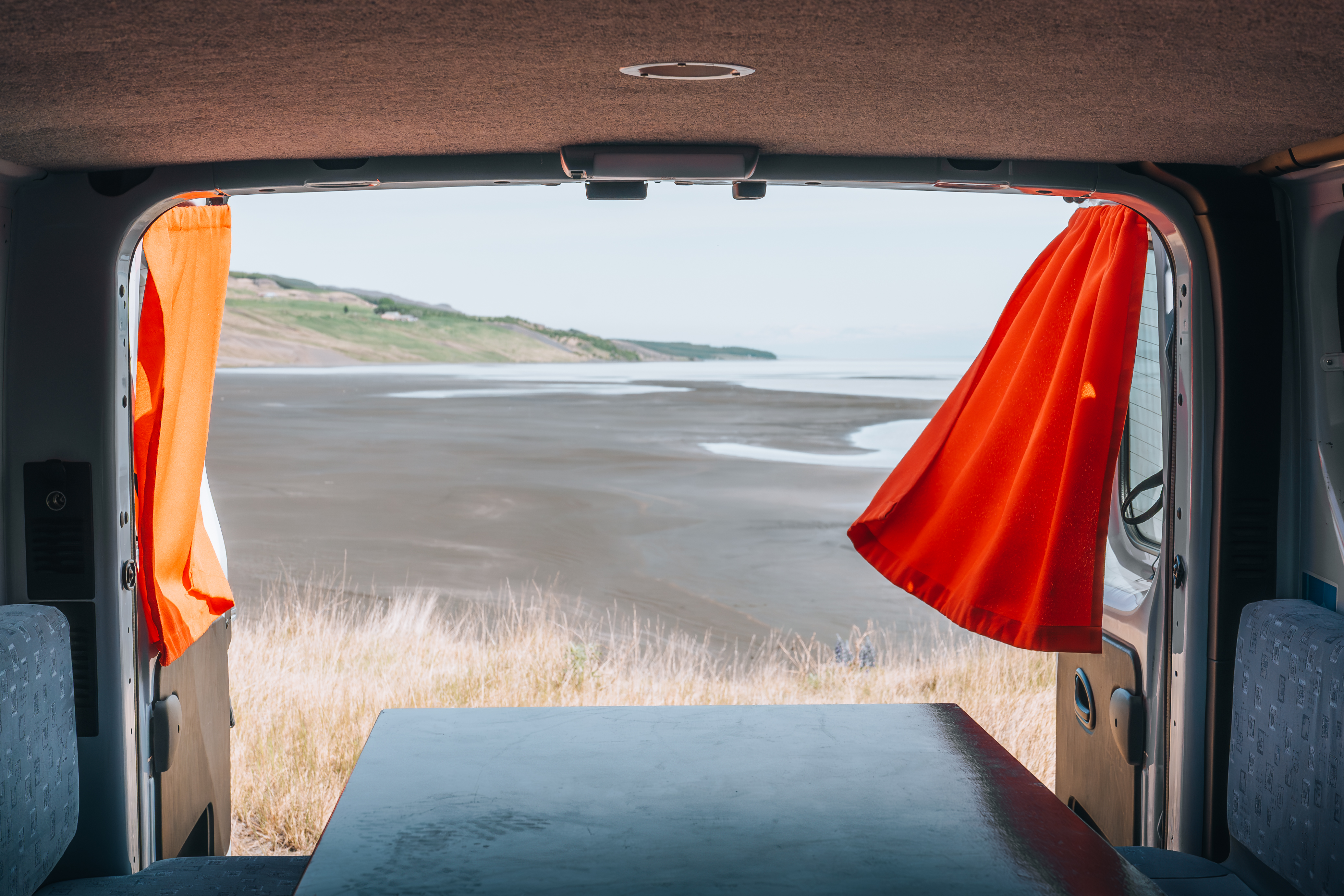 Blick aus dem Camper auf das Meer in Island