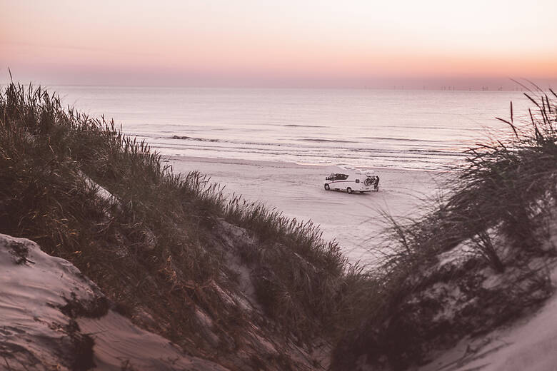 Camper bei Sonnenuntergang am Strand in Dänemark