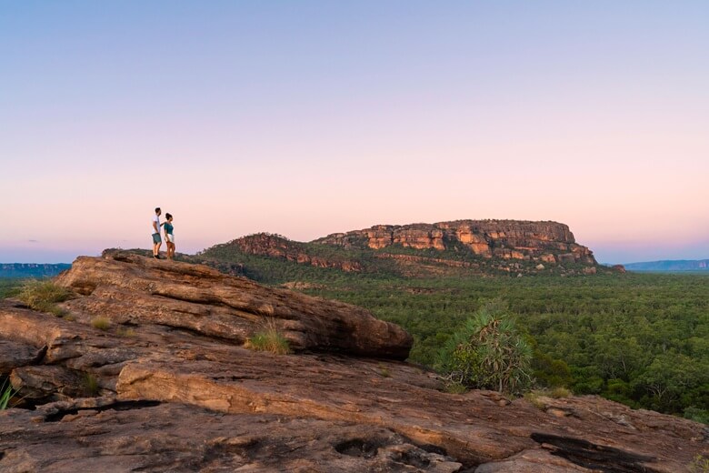 Paar an einem Aussichtspunkt im Kakadu-Nationalpark in Nordaustralien