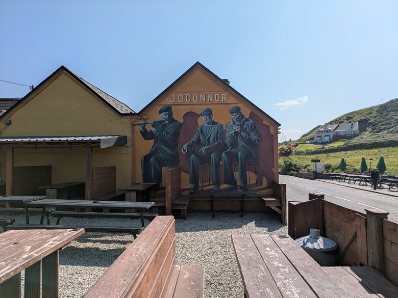 Wandmalerei mit irischen Musikern an einer Häuserwand in Doolin