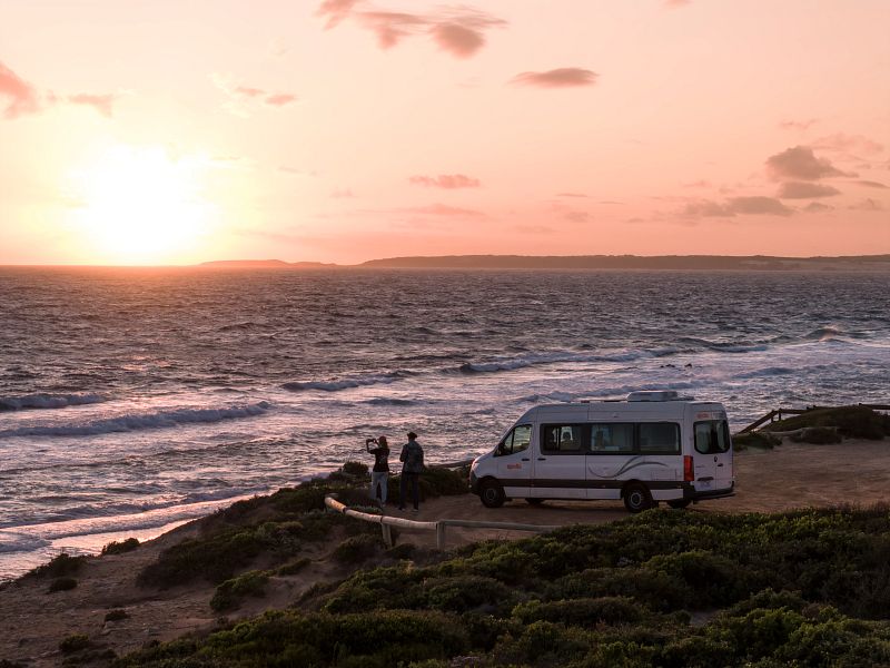 Camper Apollo Euro Plus am Strand bei Sonnenuntergang