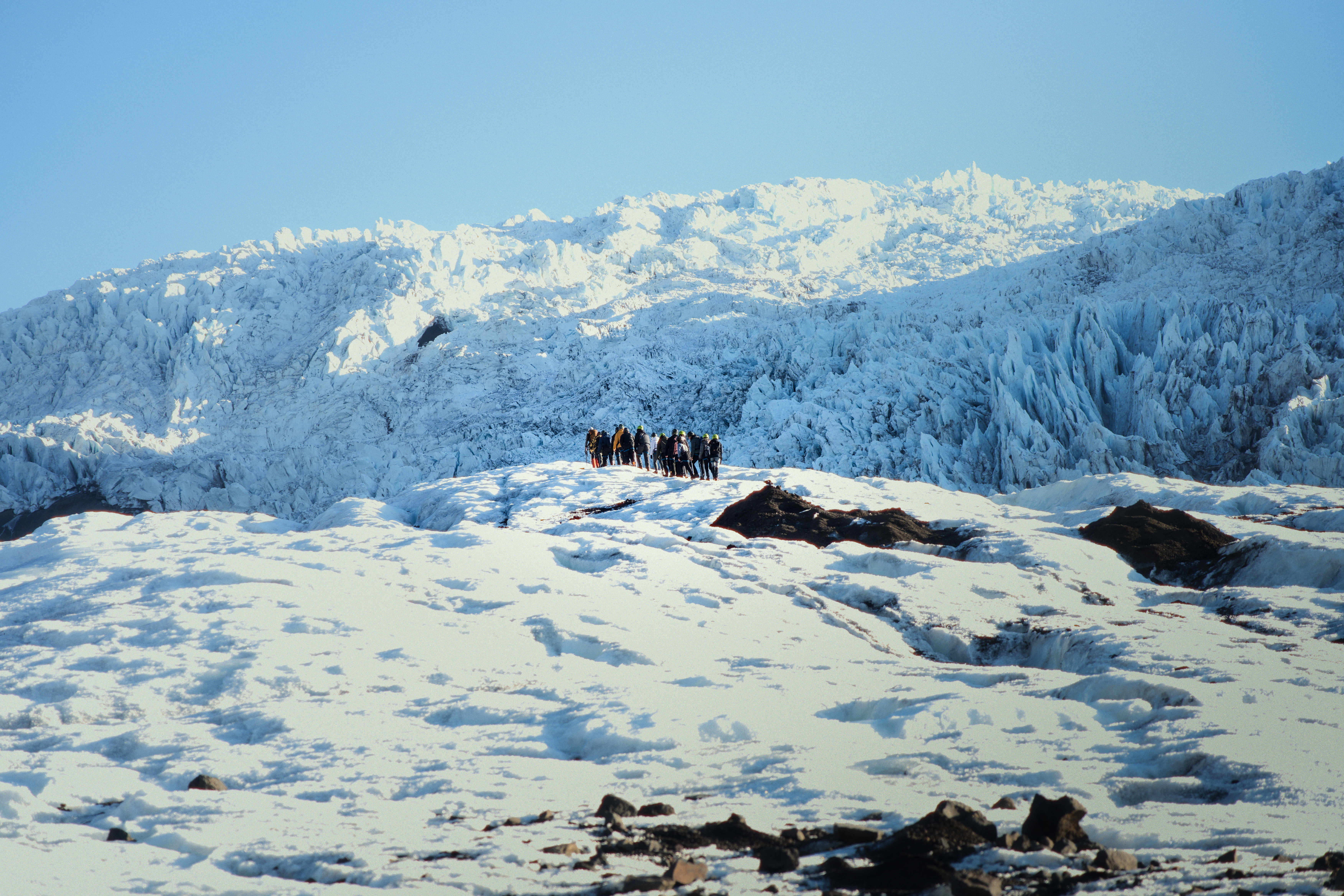 Personas en un glaciar en Islandia 