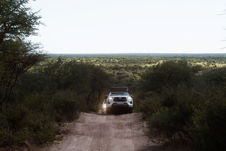 Allrad-Fahrzeuge fahren über wellenartige Schotterstraße in Namibia