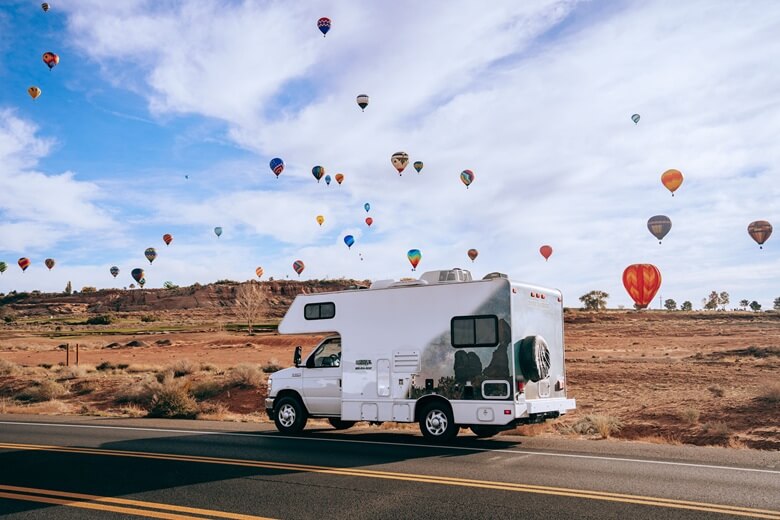 Wohnmobil während dem Ballon-Festival in Albuquerque in der Wüste