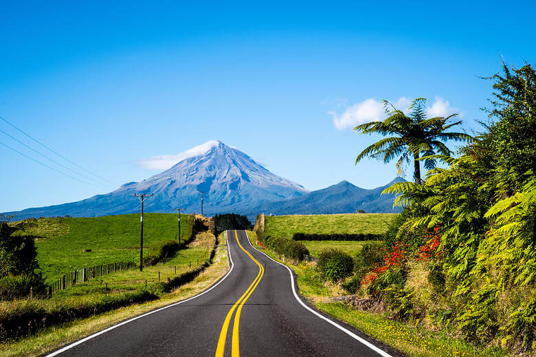 Blick von einer Straße auf den Mount Taranaki in Neuseeland