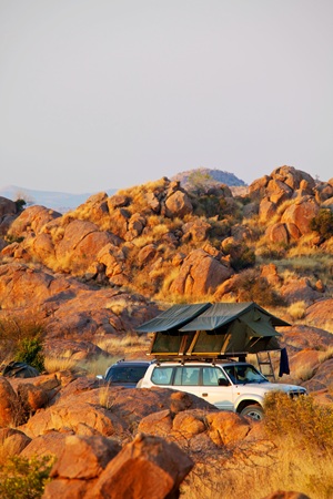 Camper mit Dachzelt in Namibia