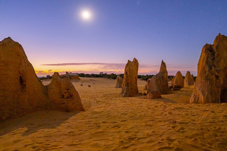 Sandsteinformationen im Nambung-Nationalpark am Abend