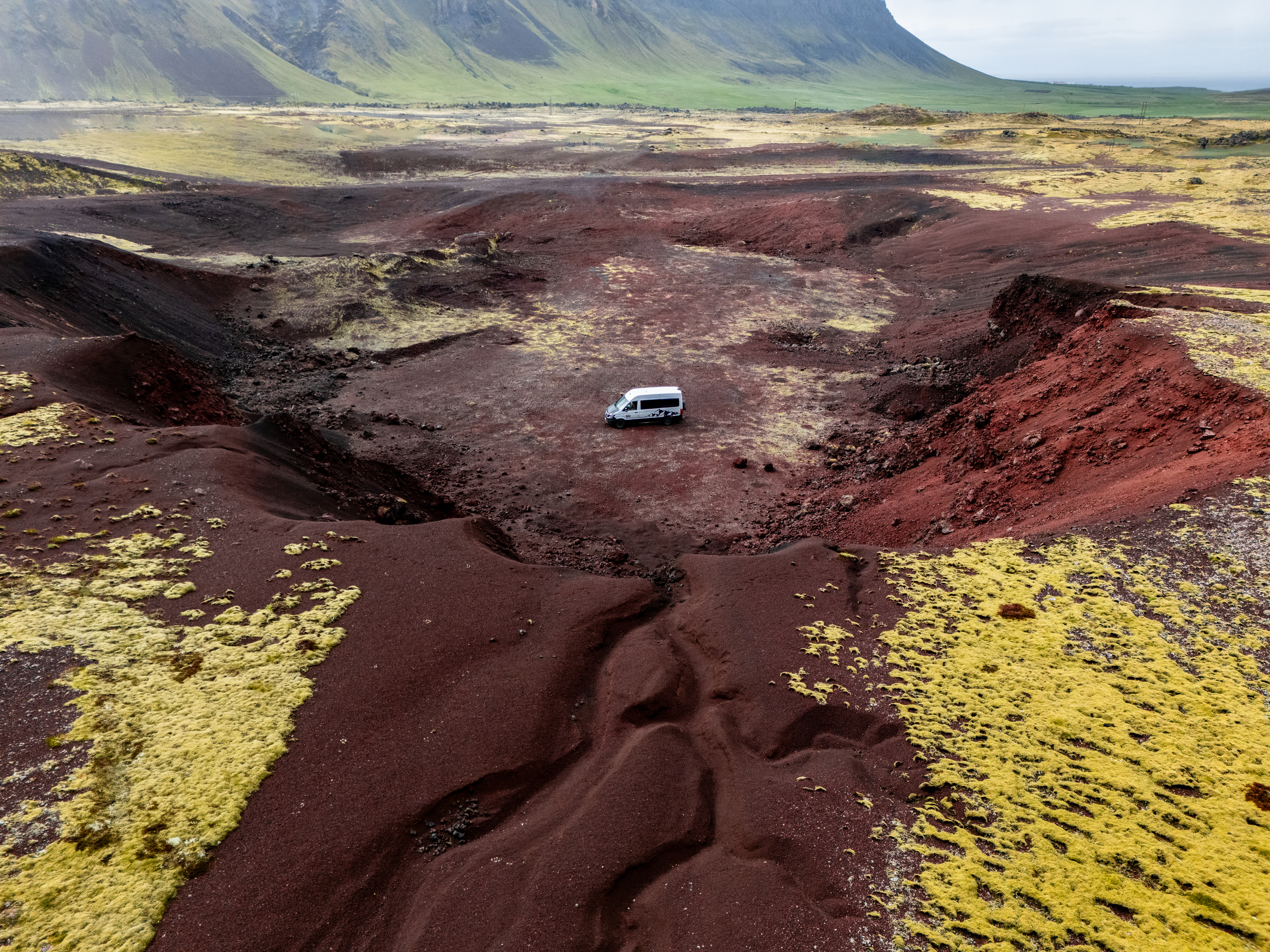 Camper in Island in Vulkanlandschaft