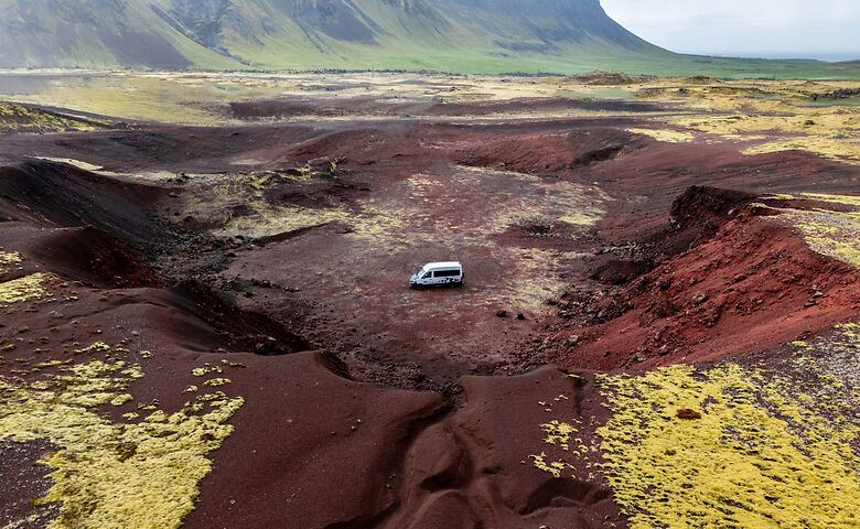 Campistas en Islandia, en un paisaje volcánico
