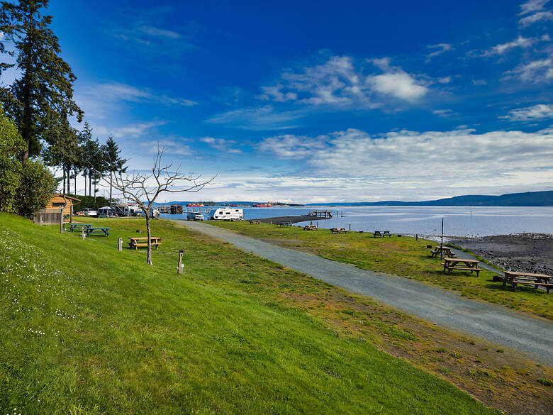 Wohnmobile campen direkt am Wasser auf Vancouver Island