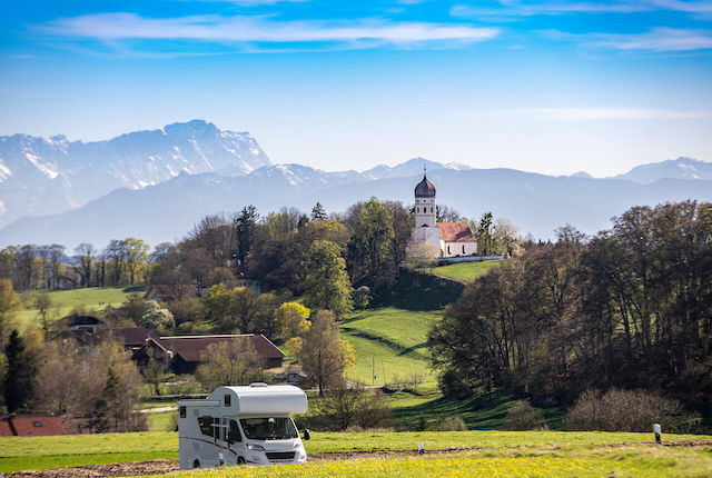 Camperritten met panoramisch uitzicht op de Alpenkirche en de Zugspitze