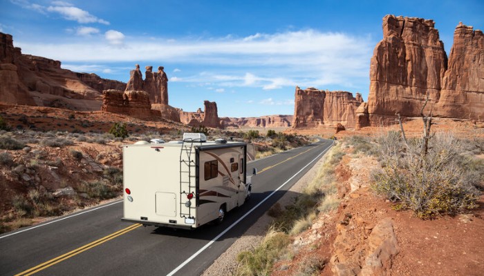 Un camping-car traverse le parc national des Arches à Utah, États-Unis