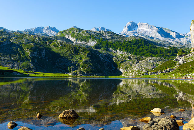 Paisaje de Covadonga cerca de Torrelavega, España.