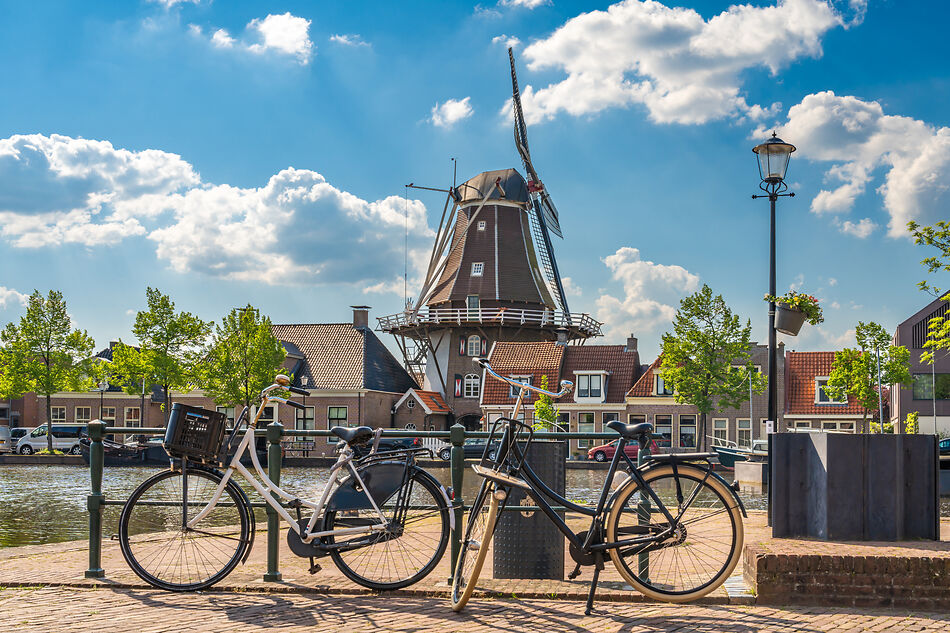 Vakantie in Drenthe: geparkeerde fiesten en de molen van Meppel.