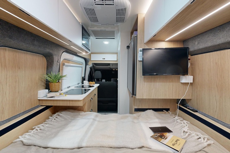 Wohnmobil für 2 Personen mit Bett, Fernseher und Küchenzeile