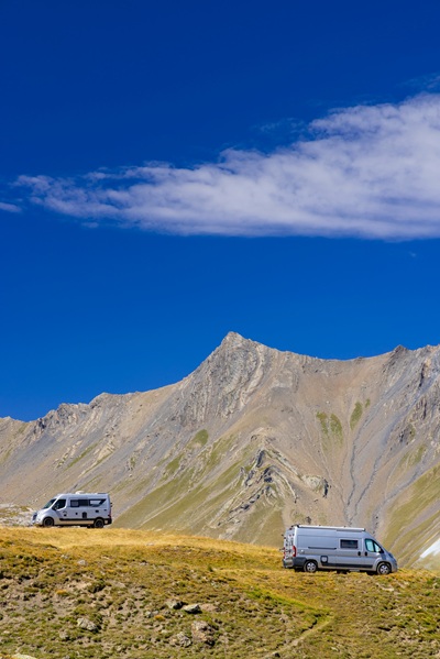 Camper auf der Route des Grandes Alpes