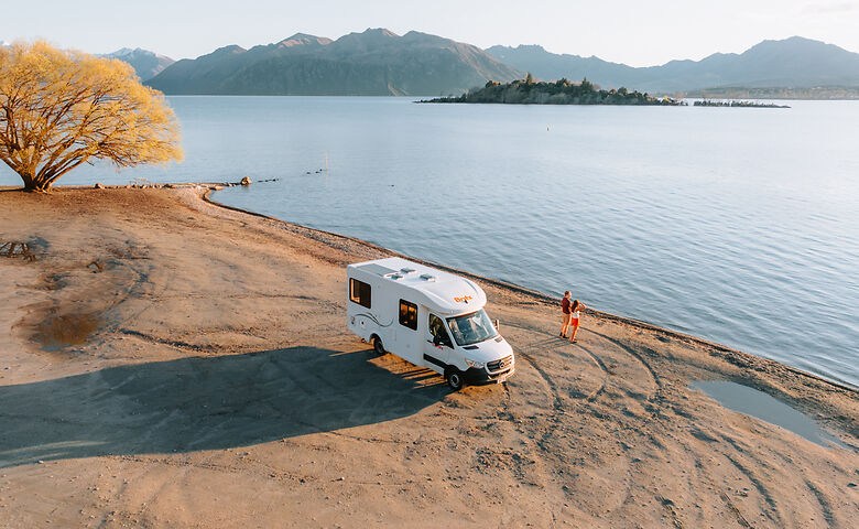 Een camper staat aan een meer op het Zuidereiland van Nieuw-Zeeland