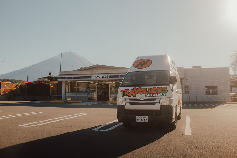 Camper steht in Japan vor einem Supermarkt 