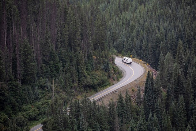 Una autocaravana circula por una carretera de la Columbia Británica