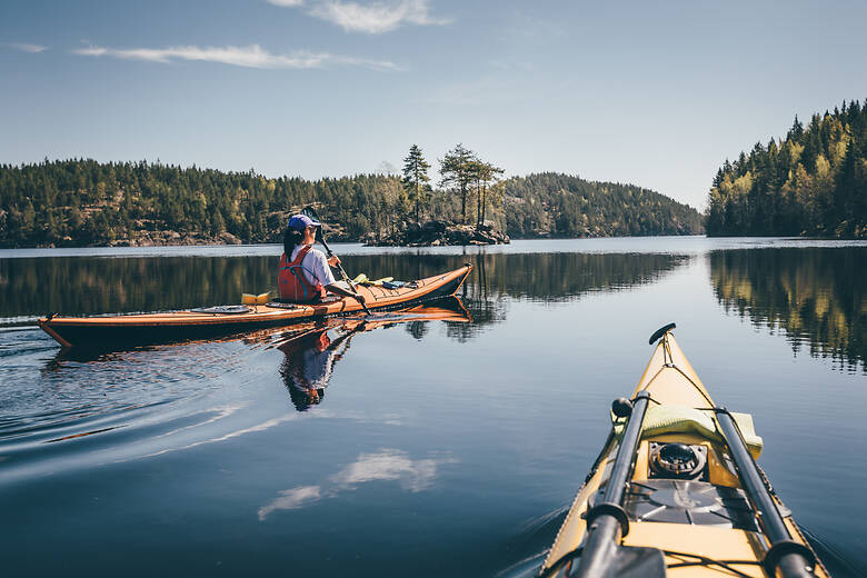 Kajakfahren auf einem See in Südschweden