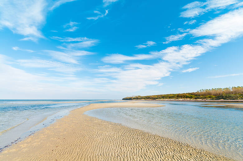 Glasklares Wasser an einem Strandabschnitt auf der Insel Poel