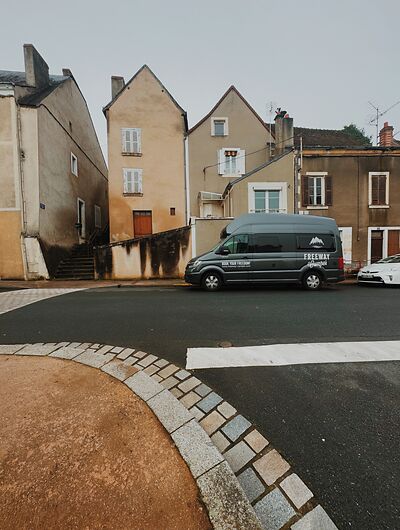 Una autocaravana aparca en una ciudad de Francia.