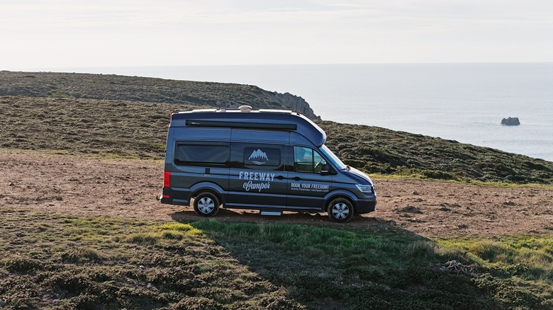 Wohnmobil auf einer Straße in Portugal