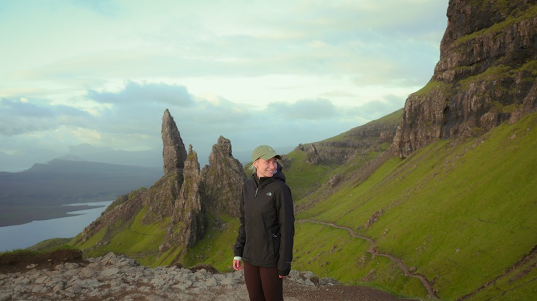 Frau geht in Schottland in den Highlands wandern