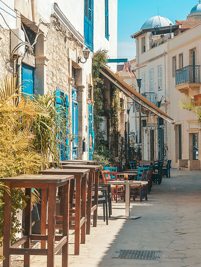 Tische in einer kleinen Gasse in Limassol auf Zypern