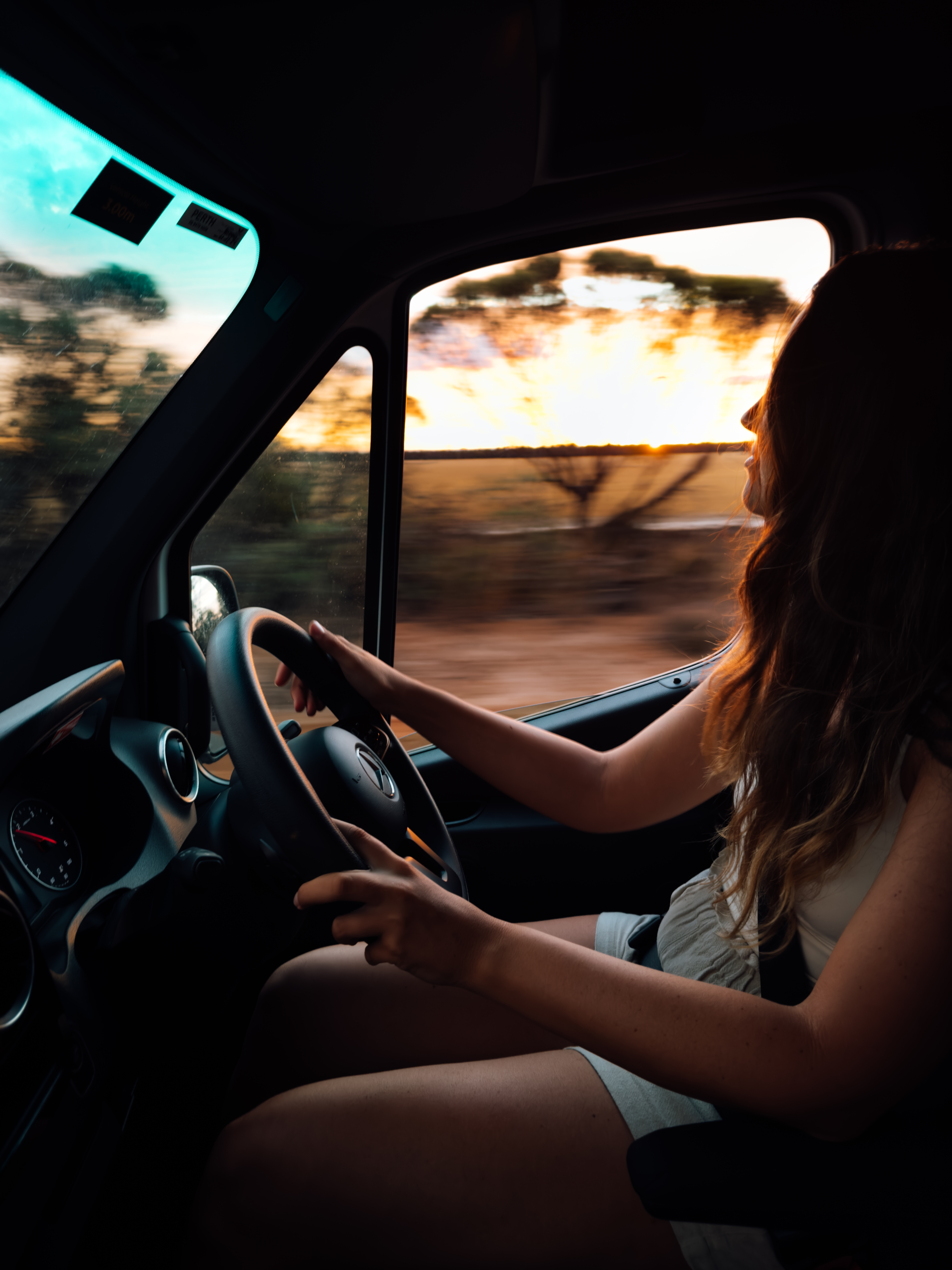Frau steuert ein Wohnmobil
