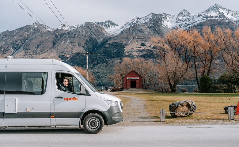Frau im Camper in Neuseeland