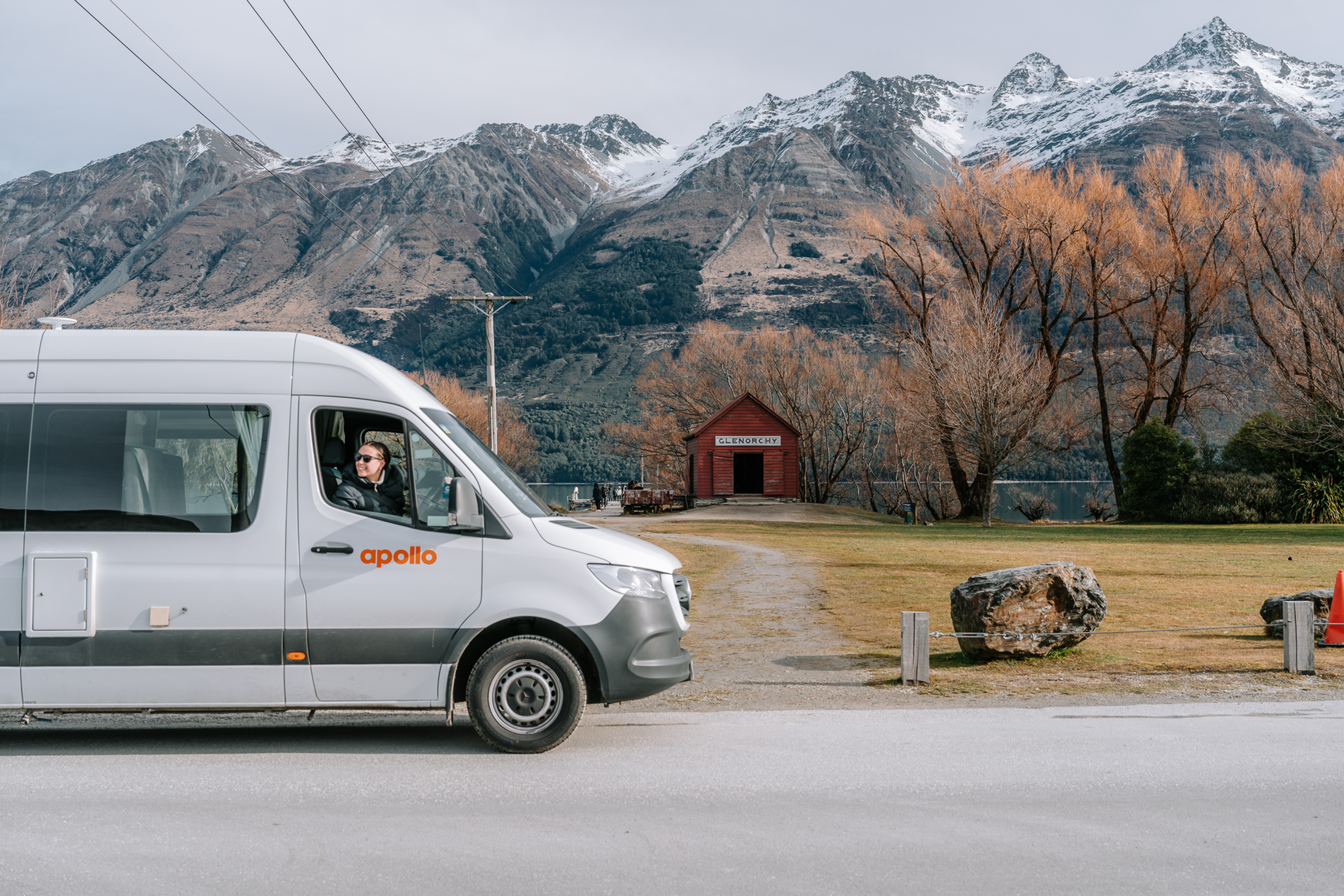 Frau im Camper in Neuseeland 