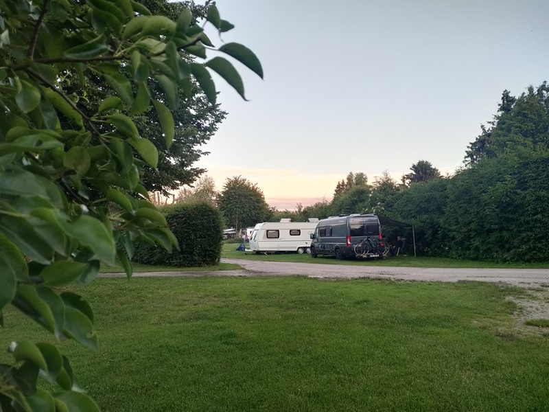 Wohnmobile auf einem Campingplatz in Bayern