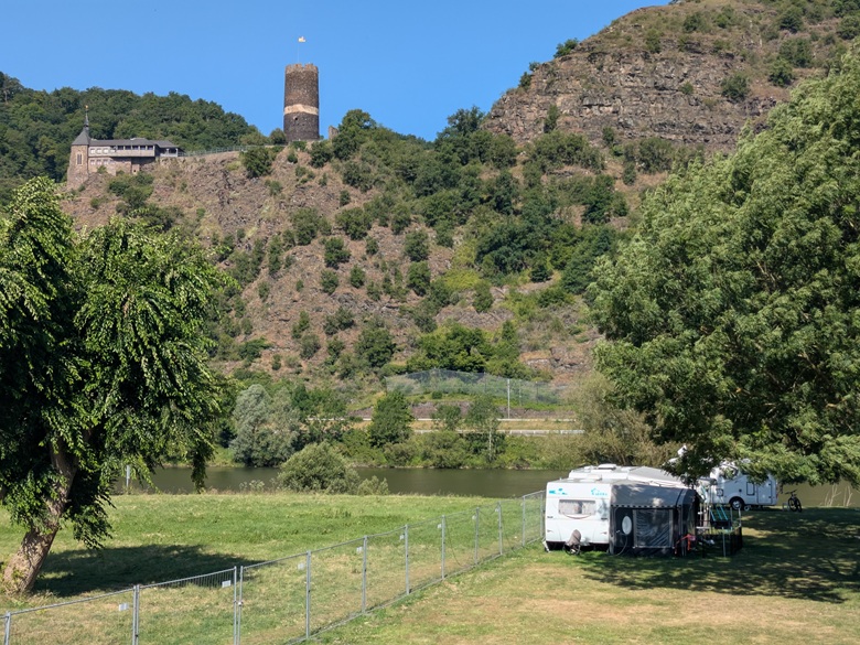 Campingplatz an der Mosel mit Blick auf Burgruine
