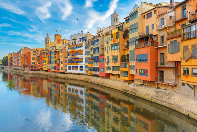 Iglesia de Sant Feliu y Catedral de Santa María al fondo del río Onyar en Girona, Cataluña, España