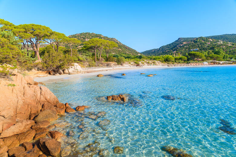 Strand mit türkisfarbenen Wasser auf Korsika