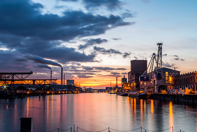 Blick auf den Rheinhafen in Karlsruhe bei Sonnenuntergang