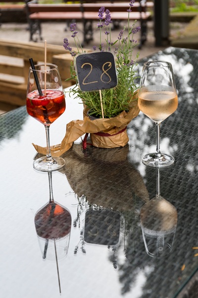 Weingläser und Blumen in einer Straußwirtschaft