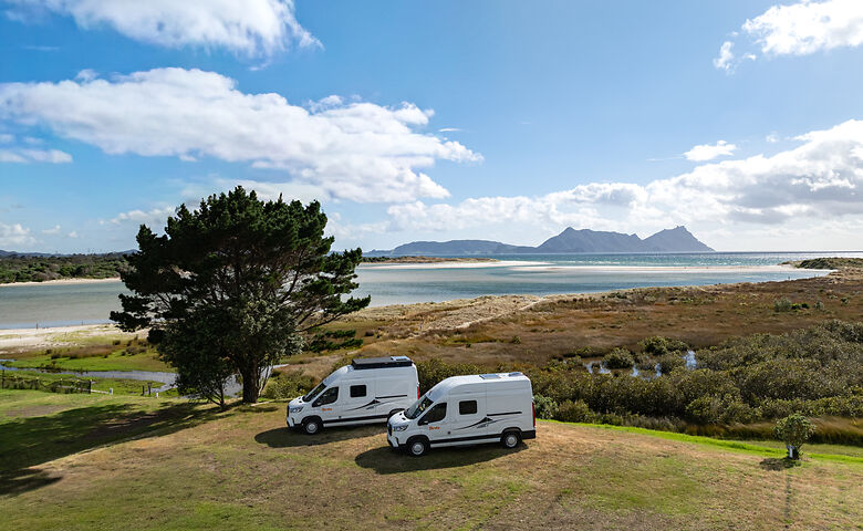 Campers op het Noordereiland van Nieuw-Zeeland met uitzicht op zee