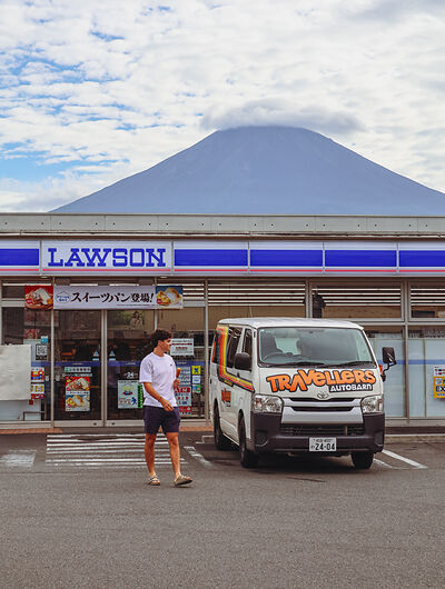 Camper in Japan vor Supermarkt