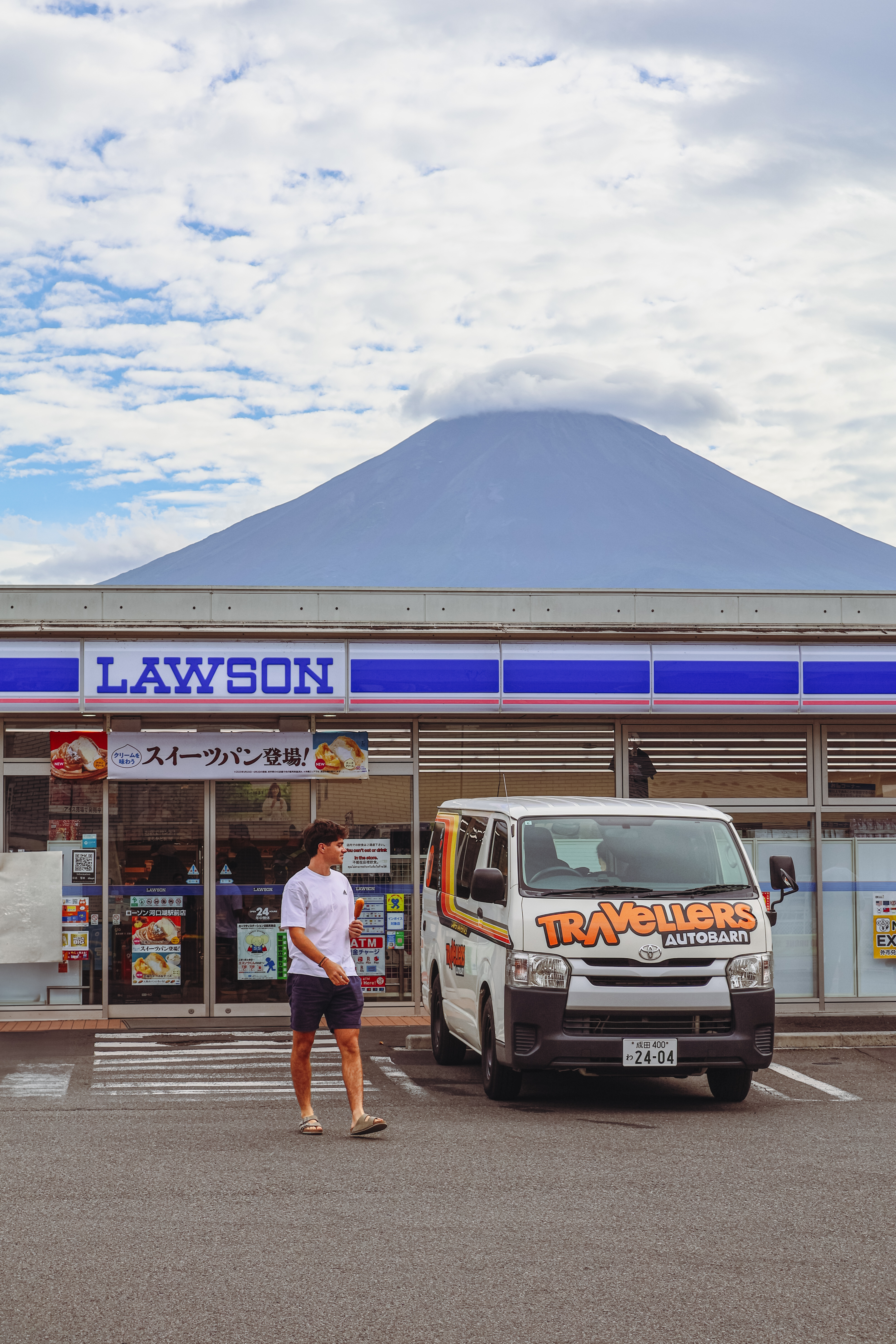 Camper in Japan vor Supermarkt