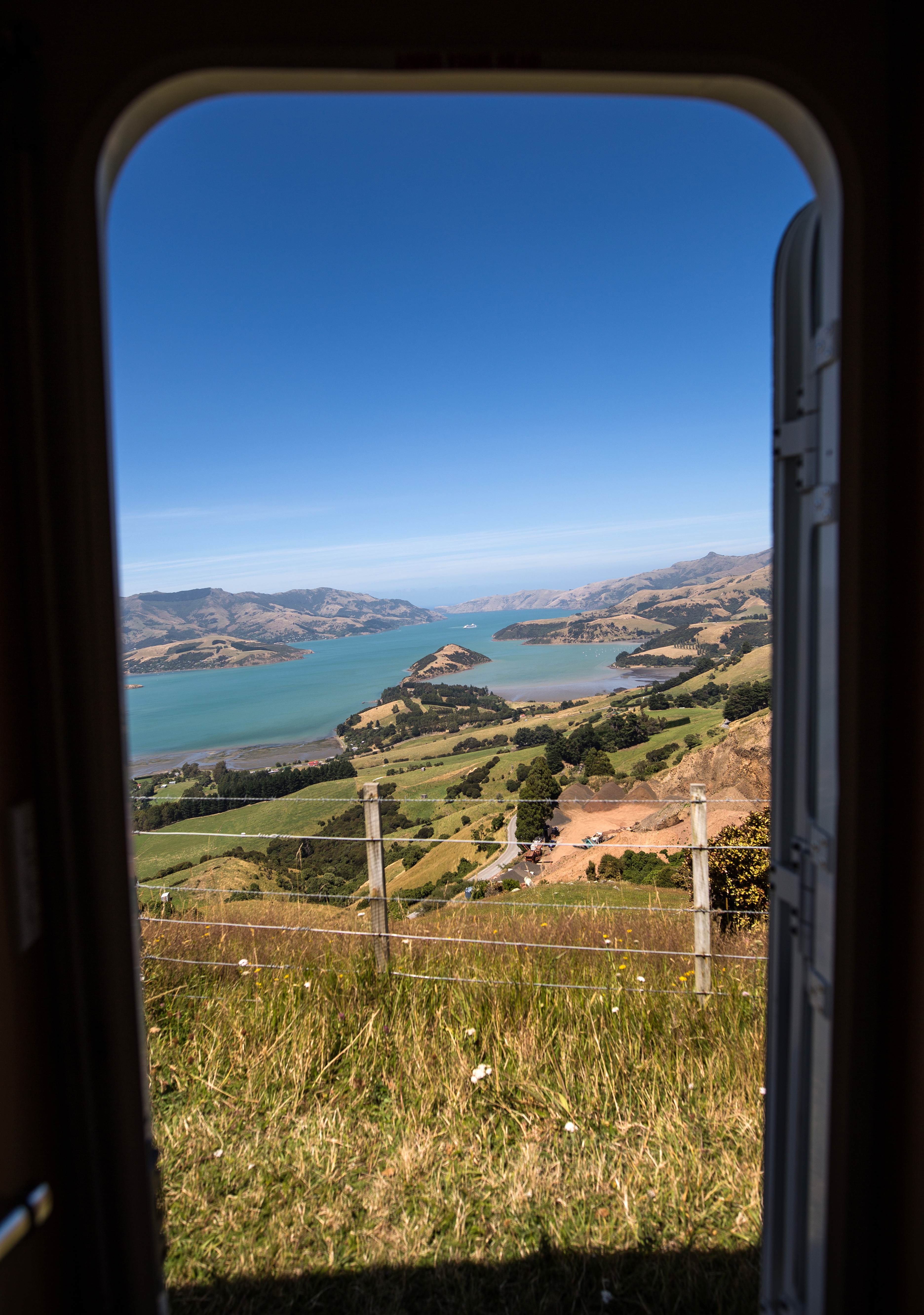 Blick aus dem Camper in Neuseeland auf das Meer
