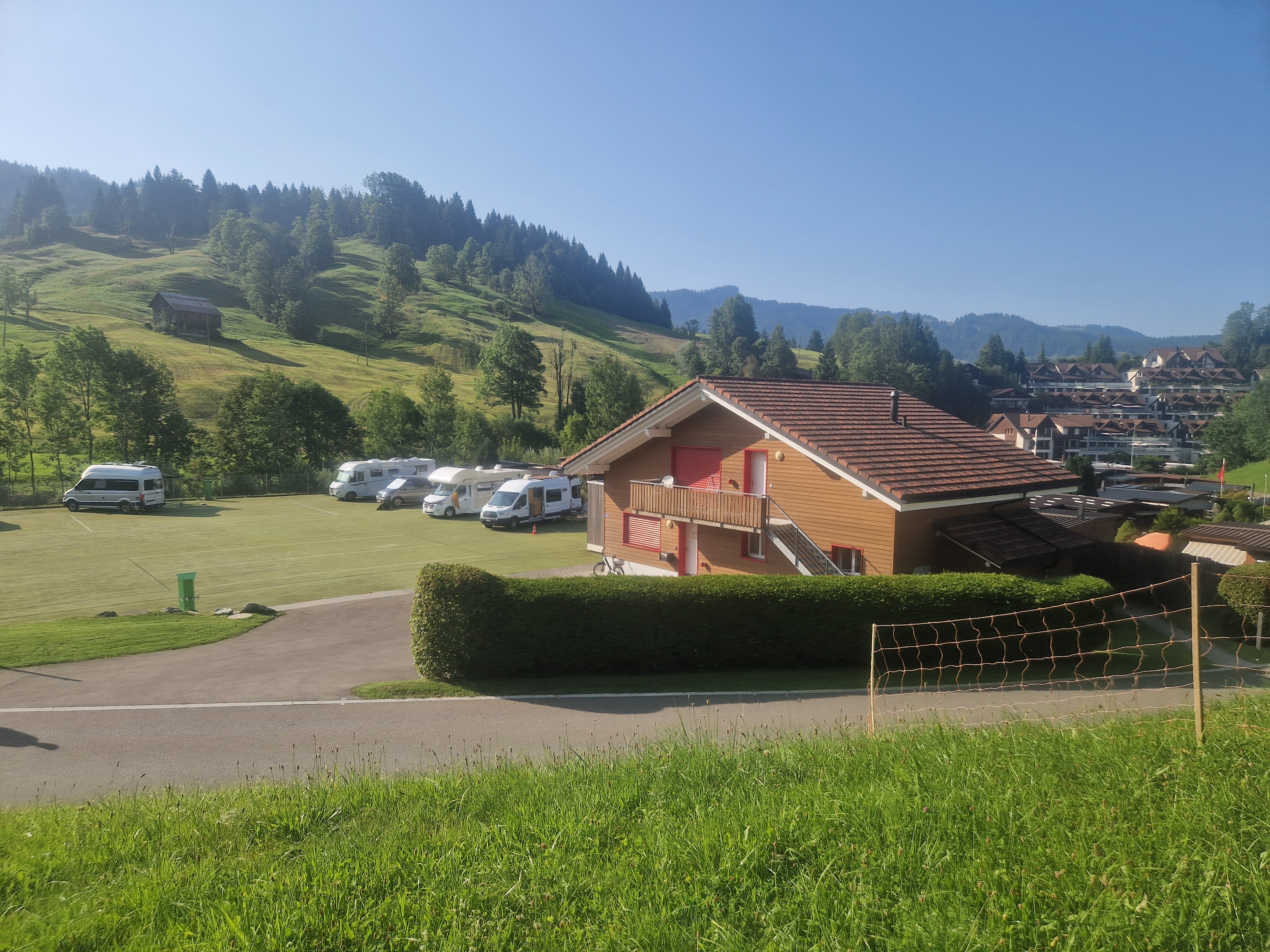 Camping in der Schweiz an einer Alpenhütte