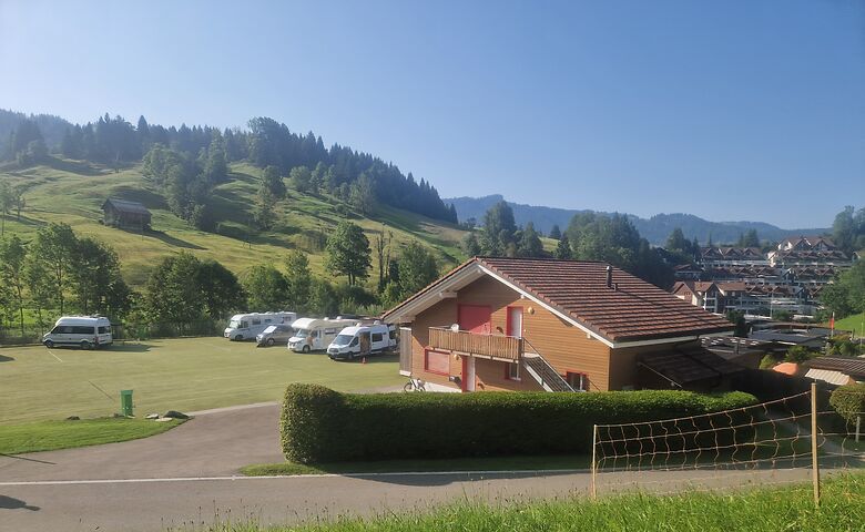 Camping in der Schweiz an einer Alpenhütte