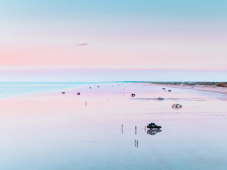 Autos an einem Strand in Australien bei Sonnenaufgang