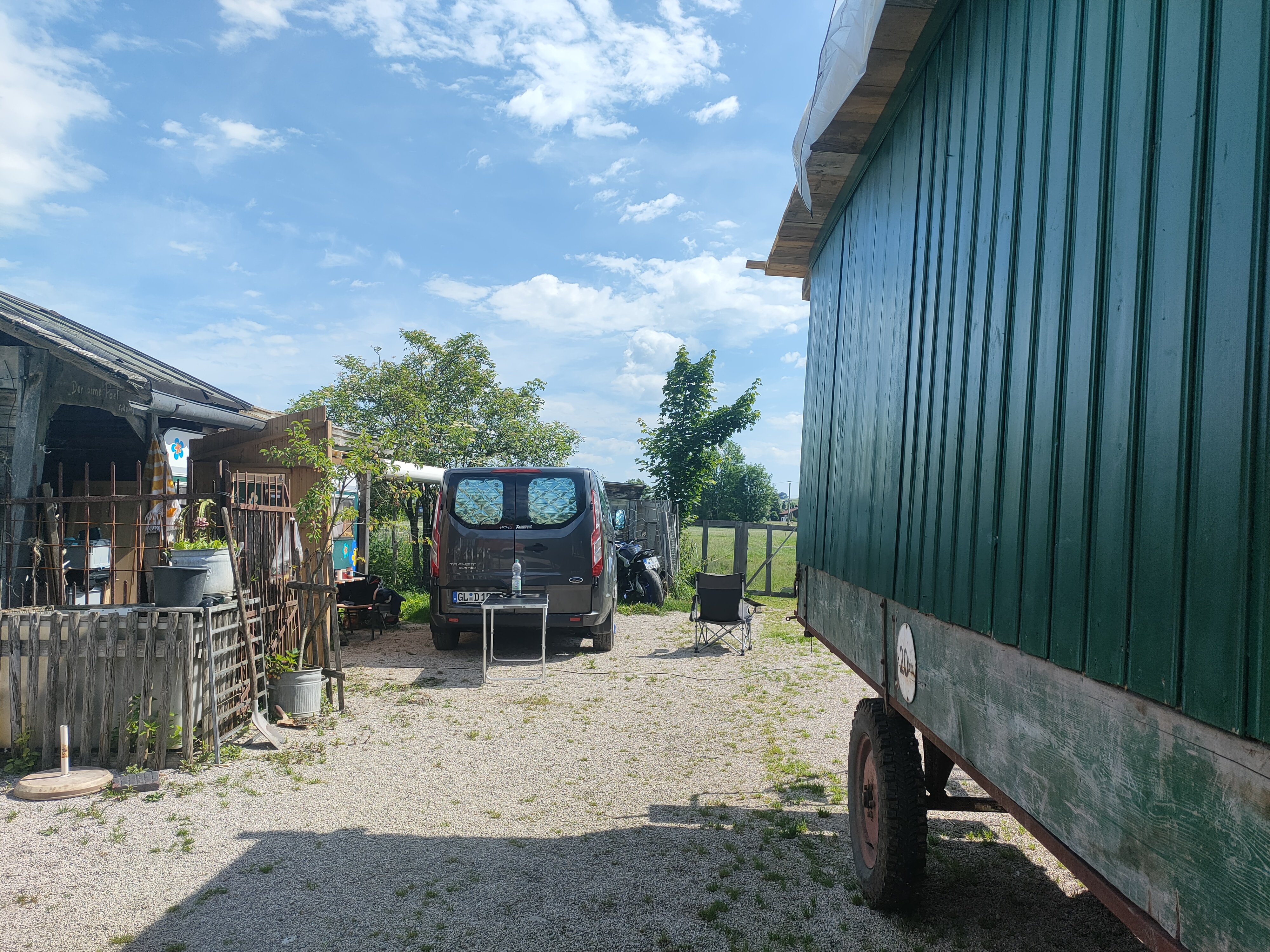 Camper auf einem Bauernhof