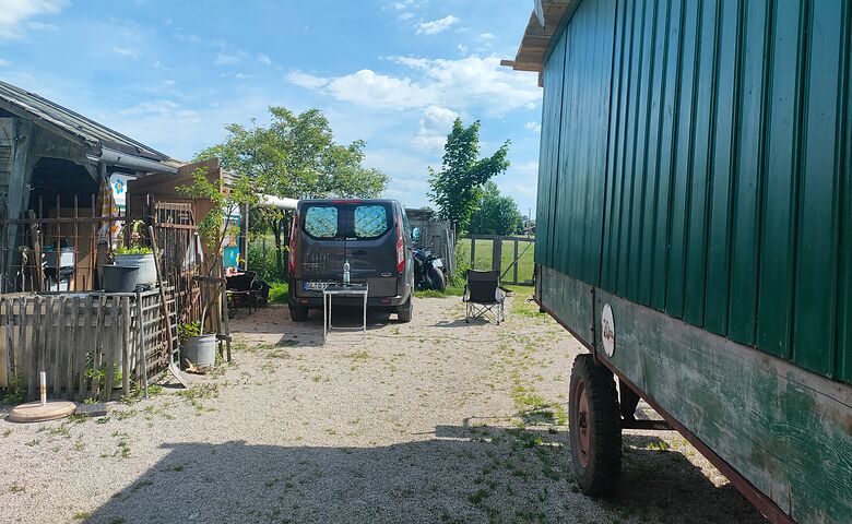 Camper auf einem Bauernhof