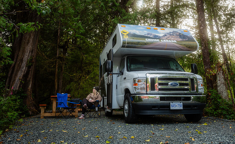 Frau campt in Kanada mit dem Wohnmobil
