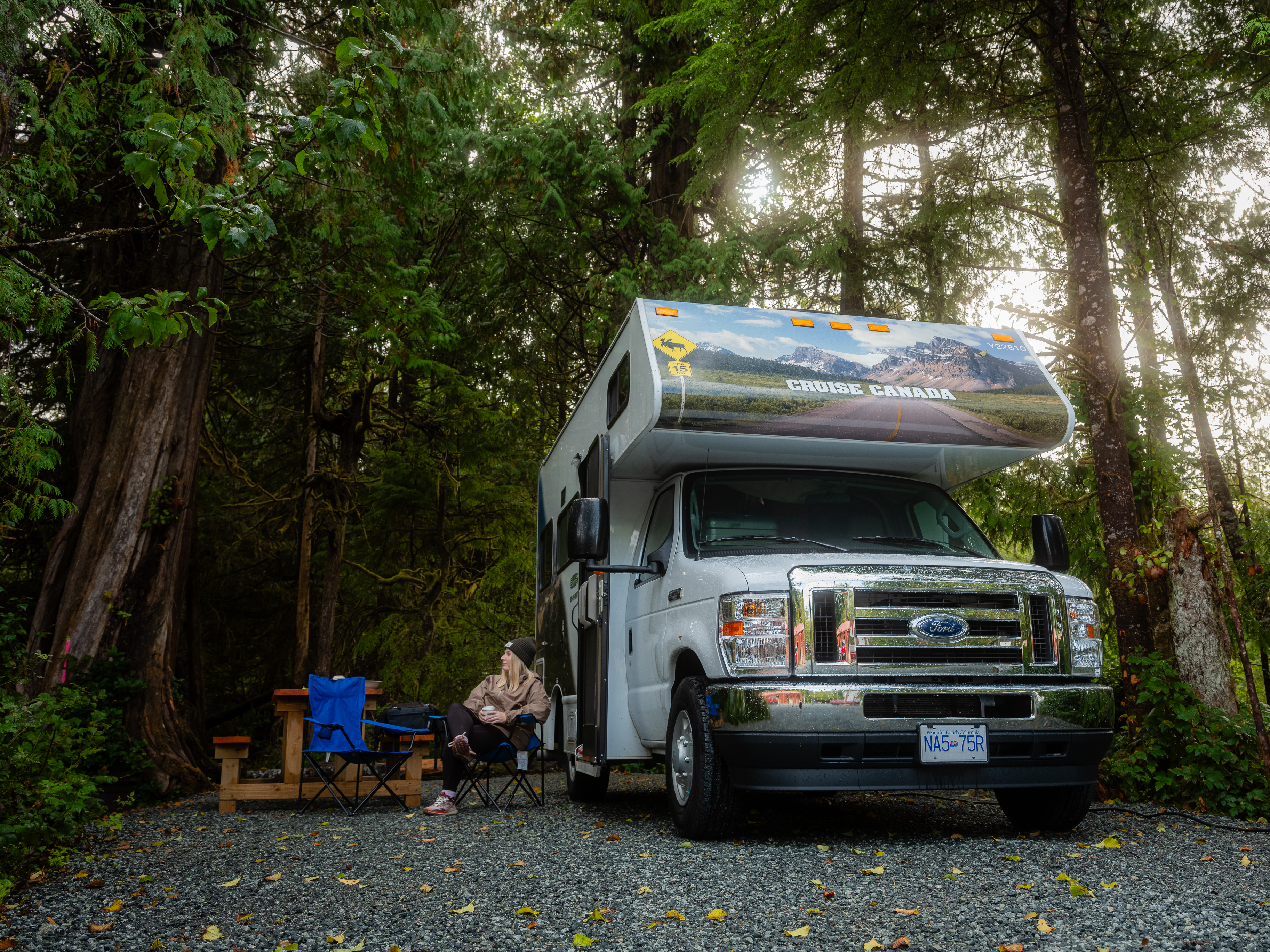 Frau campt in Kanada mit dem Wohnmobil