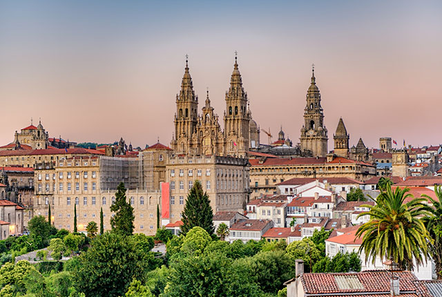 Tramonto nebbioso sulla monumentale cattedrale di Santiago de Compostela.